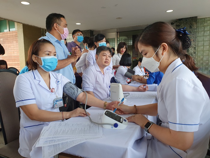 Giải cứu ngân hàng máu mùa Covid-19, hàng trăm y bác sĩ hiến máu tình nguyện - Ảnh 9.