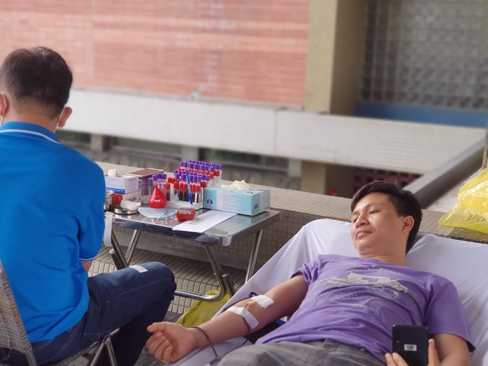 Giải cứu ngân hàng máu mùa Covid-19, hàng trăm y bác sĩ hiến máu tình nguyện - Ảnh 12.