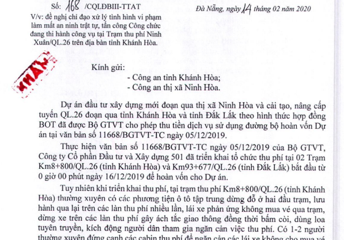 Người đàn ông mặc áo đỏ đại náo trạm thu phí BOT Ninh Xuân, 1 bảo vệ nhập viện - Ảnh 1.