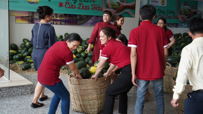 Hội doanh nhân trẻ giải cứu hơn 2.000 tấn dưa hấu, thanh long - Ảnh 3.