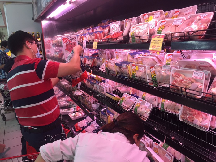 Giá thịt gà, vịt tại chợ, siêu thị cao gấp hai, ba lần ở trại - Ảnh 2.