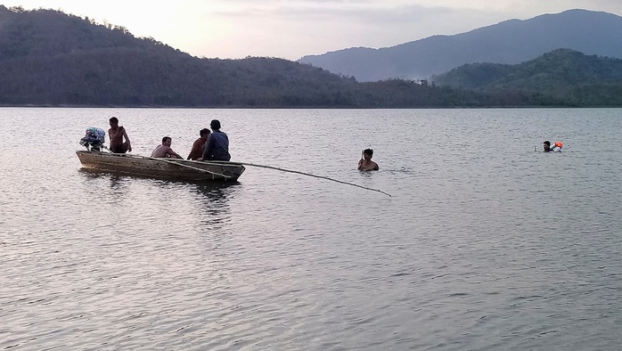 Bình Thuận: Lật thuyền, 1 học sinh mất tích - Ảnh 2.