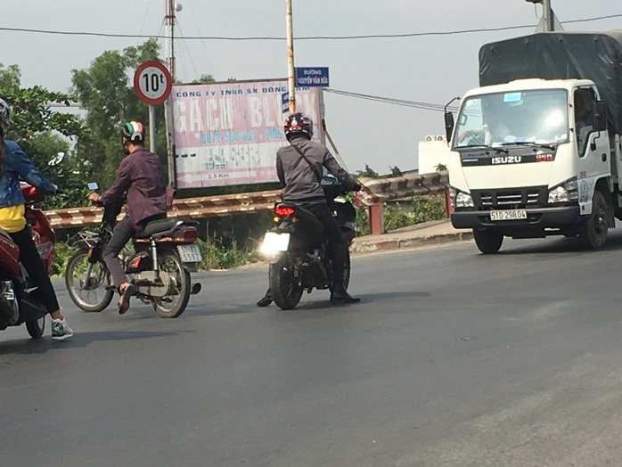 Toát mồ hôi đi qua nút giao Cầu  Lớn - Ảnh 2.