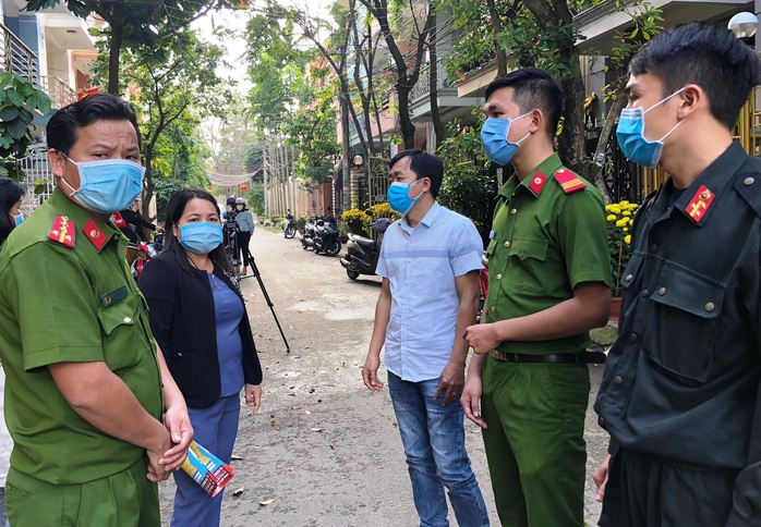 Gia cảnh khó khăn, một phụ nữ không chịu cách ly, ra chợ buôn bán rau kiếm sống - Ảnh 1.