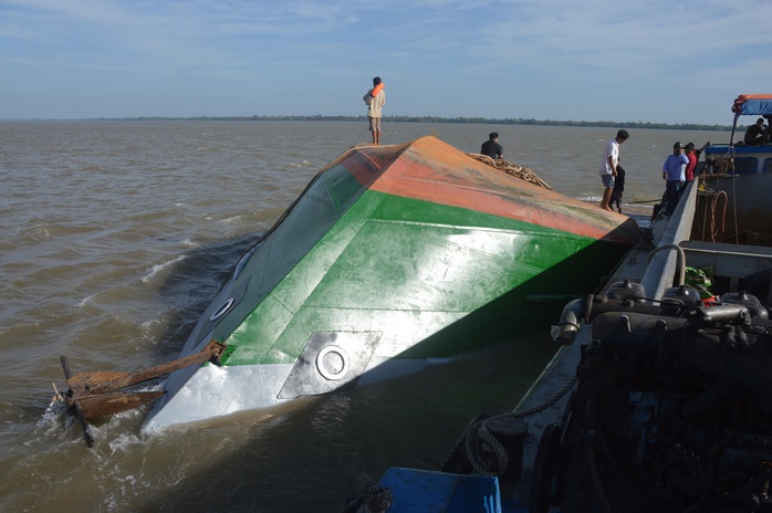 Cha chuyển hướng sà lan, 2 con nhỏ rớt xuống sông lớn mất tích - Ảnh 1.