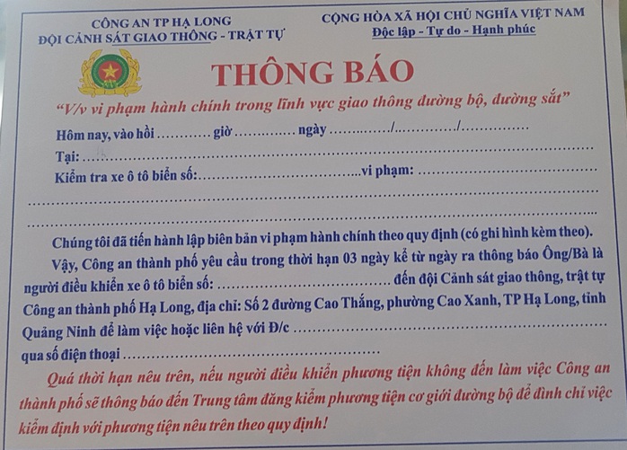 Công an TP Hạ Long dán thông báo vi phạm lên xe đỗ trái phép để phạt nguội - Ảnh 2.