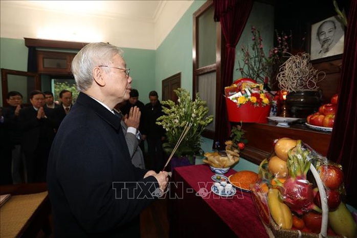 Tổng Bí thư, Chủ tịch nước Nguyễn Phú Trọng dâng hương tưởng niệm Chủ tịch Hồ Chí Minh tại Nhà 67 - Ảnh 1.