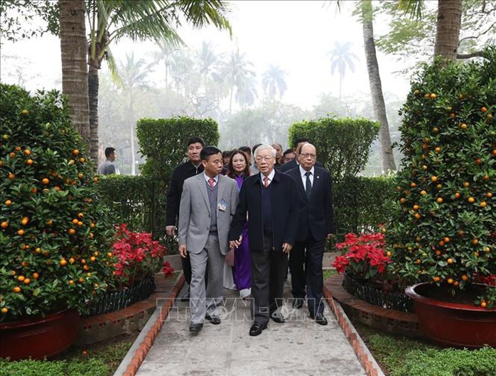Tổng Bí thư, Chủ tịch nước Nguyễn Phú Trọng dâng hương tưởng niệm Chủ tịch Hồ Chí Minh tại Nhà 67 - Ảnh 3.