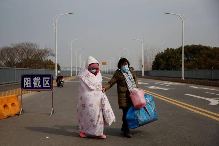Trung Quốc: Người mẹ nức nở xin ra khỏi vùng phong tỏa để cứu con bị ung thư - Ảnh 6.