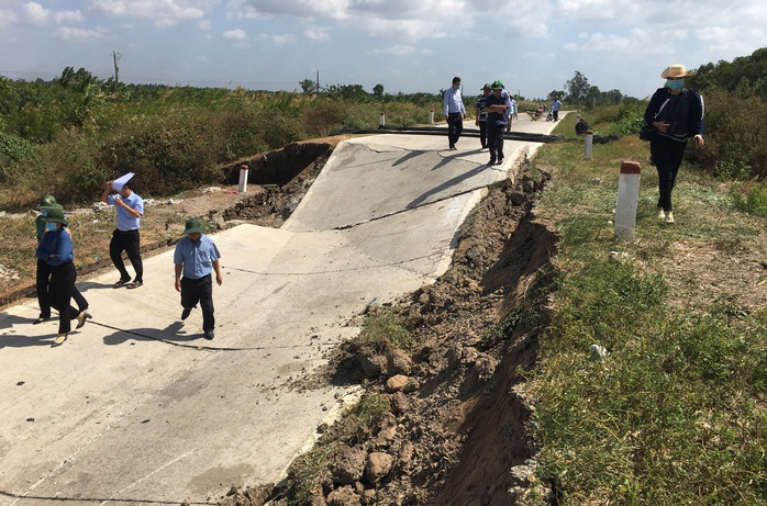  Hé lộ nguyên nhân sụt lún nghiêm trọng đê biển Tây - Ảnh 1.