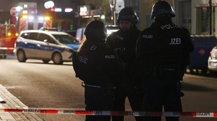 Đức: Nghi phạm chết cùng mẹ trong nhà riêng sau khi xả súng liên tiếp - Ảnh 2.
