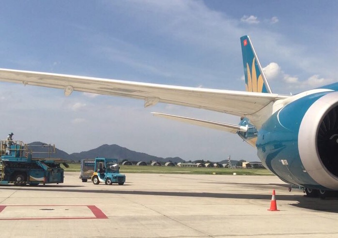 Chạy xe cắt mặt máy bay Vietnam Airlines vừa hạ cánh đang vào vị trí đỗ - Ảnh 1.