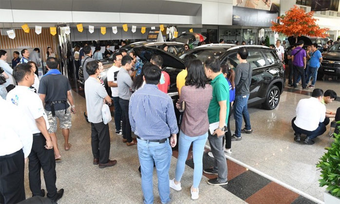 Xe Chevrolet giảm nửa giá, khách hàng đổ xô tới đại lý - Ảnh 1. Xe Chevrolet giảm nửa giá, khách hàng đổ xô tới đại lý - Ảnh 1.