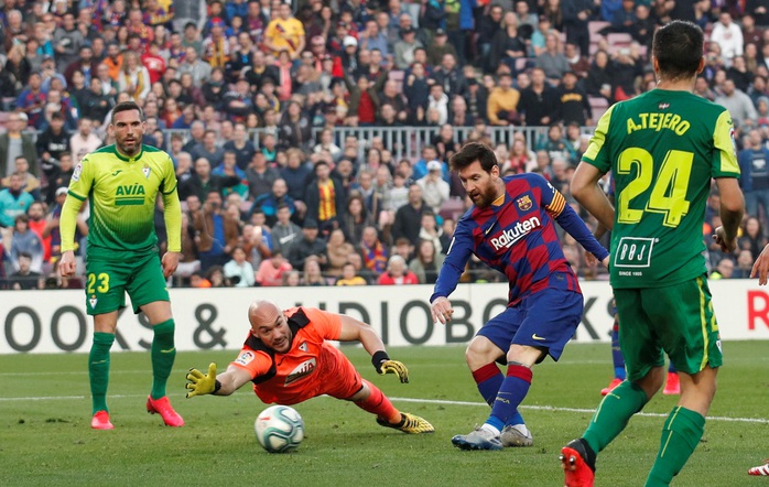 Messi lập cú poker, Barcelona thắng hủy diệt Eibar, lên ngôi đầu - Ảnh 8.