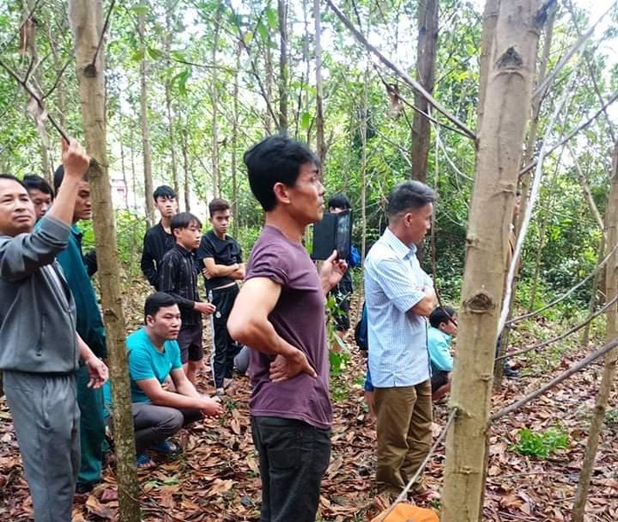 Quảng Bình: Một người đàn ông chết trong tư thế treo cổ ở vườn keo - Ảnh 1.