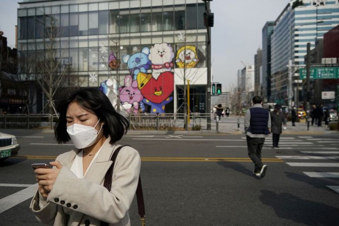  Lây nhiễm tăng cao, người Hàn Quốc theo dõi qua thông tin trực tuyến - Ảnh 1.