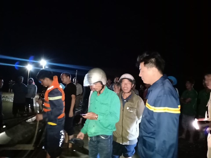 Chủ tịch Quảng Nam tức tốc đến hiện trường vụ lật thuyền khiến 6 người chết và mất tích - Ảnh 17.