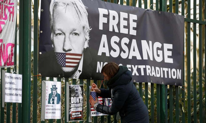 Luật sư tố việc ông chủ WikiLeaks bị còng tay và bắt khoả thân - Ảnh 1.