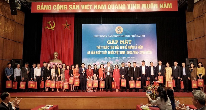 Gặp mặt, động viên đội ngũ thầy thuốc - Ảnh 1.