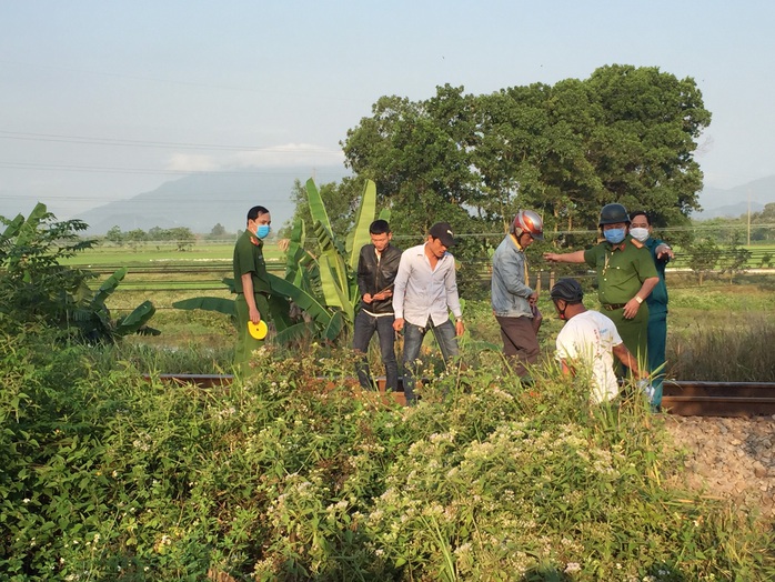 Tìm tung tích nạn nhân bị tàu lửa kéo lê hơn 20m - Ảnh 2.