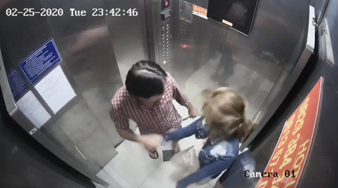 Công an TP HCM chỉ đạo điều tra vụ gã đàn ông đánh đập phụ nữ trong thang máy - Ảnh 1.