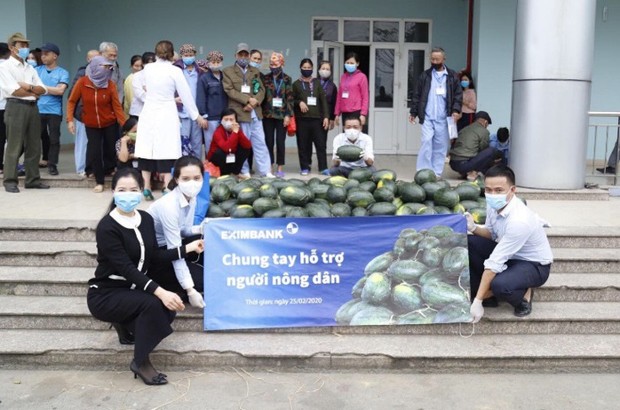 Eximbank tiếp tục hỗ trợ người dân trong mùa dịch Covid-19 - Ảnh 1. Eximbank tiếp tục hỗ trợ người dân trong mùa dịch Covid-19 - Ảnh 1.