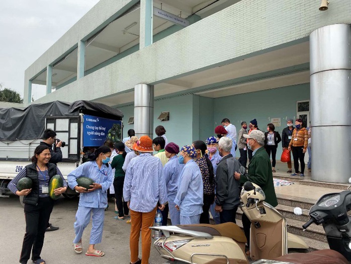Eximbank tiếp tục hỗ trợ người dân trong mùa dịch Covid-19 - Ảnh 2. Eximbank tiếp tục hỗ trợ người dân trong mùa dịch Covid-19 - Ảnh 2.