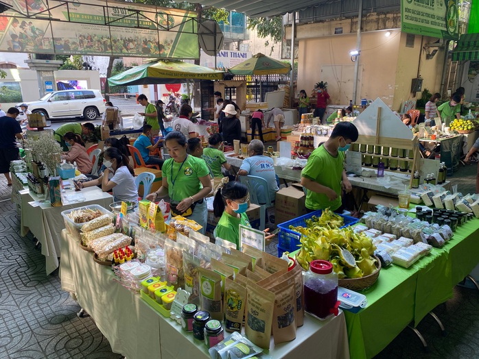 Nhiều người tò mò với bún dưa hấu và bánh tráng thanh long tại phiên chợ Xanh  - Ảnh 1.