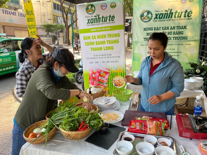 Nhiều người tò mò với bún dưa hấu và bánh tráng thanh long tại phiên chợ Xanh  - Ảnh 5.