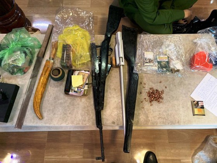 Đột kích tụ điểm đối tượng cộm cán ở Quảng Bình, phát hiện ma túy, súng và kiếm nhật - Ảnh 3.