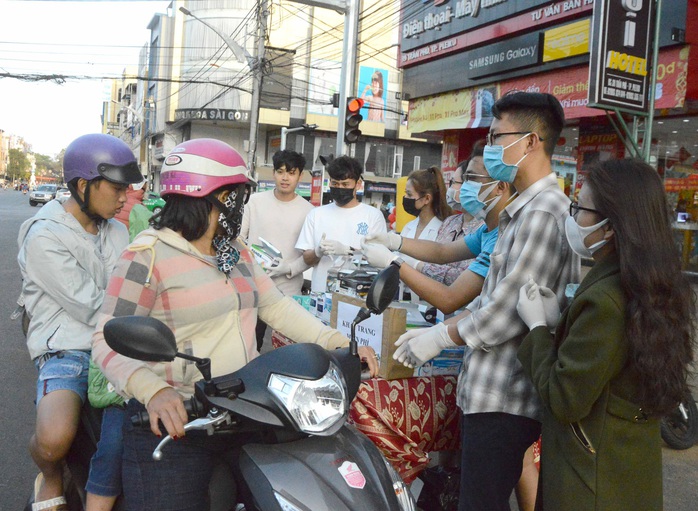Cảm động hình ảnh tiền vệ Trần Minh Vương ra đường phát khẩu trang miễn phí ở Pleiku - Ảnh 1.