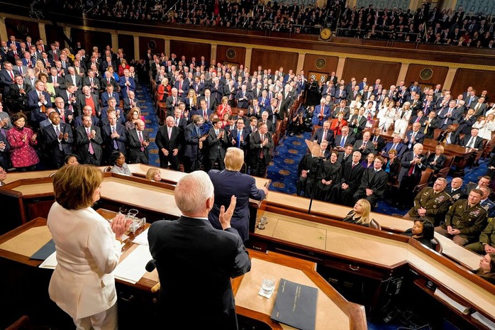 Clip bà Pelosi xé bản sao thông điệp liên bang của Tổng thống Donald Trump - Ảnh 6.