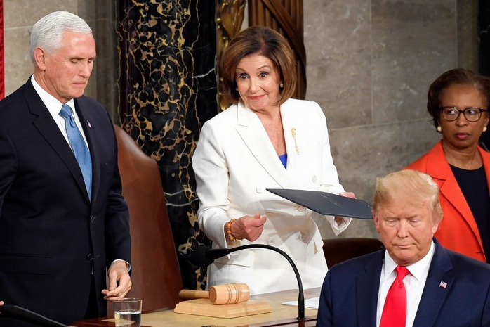 Clip bà Pelosi xé bản sao thông điệp liên bang của Tổng thống Donald Trump - Ảnh 7.