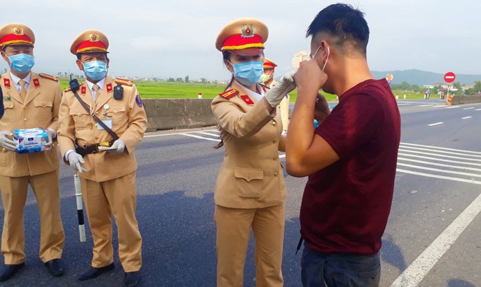 CSGT Quảng Bình chặn hàng ngàn ôtô để phát khẩu trang phòng dịch - Ảnh 2.