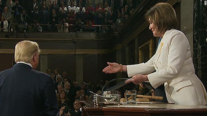 Donald Trump và Nancy Pelosi: Những hình ảnh đầy biểu cảm - Ảnh 1.