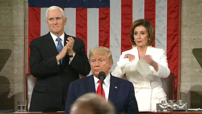 Mở đầu thông điệp liên bang Mỹ, Tổng thống Trump không bắt tay bà Pelosi - Ảnh 3.