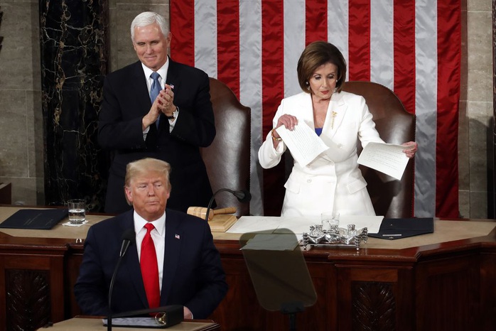 Donald Trump và Nancy Pelosi: Những hình ảnh đầy biểu cảm - Ảnh 2.