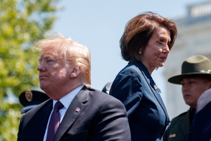 Donald Trump và Nancy Pelosi: Những hình ảnh đầy biểu cảm - Ảnh 4.