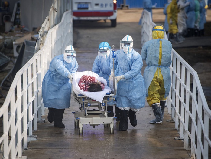 Virus corona: Trung Quốc xây bệnh viện thần tốc nhưng vẫn thiếu giường bệnh - Ảnh 2.