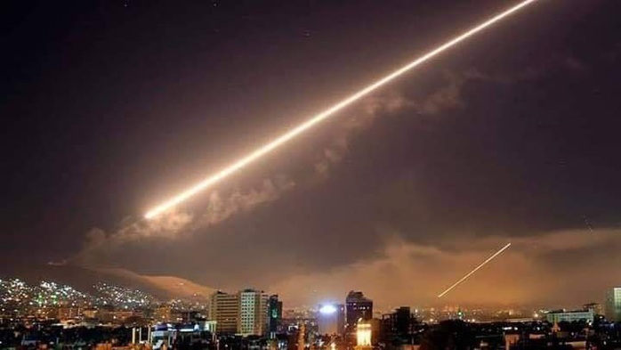 Phòng không Syria chặn tên lửa, thủ đô Damascus rung chuyển - Ảnh 2.