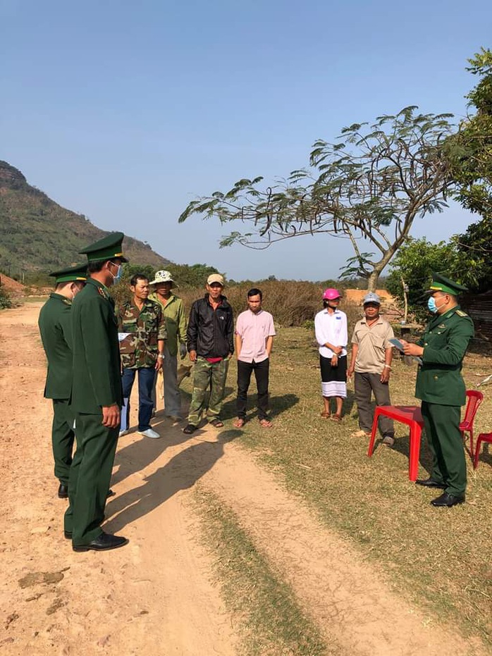 Chùm ảnh: Biên phòng Quảng Trị tạm đóng cửa khẩu phụ, để chặn dịch nCoV - Ảnh 3.