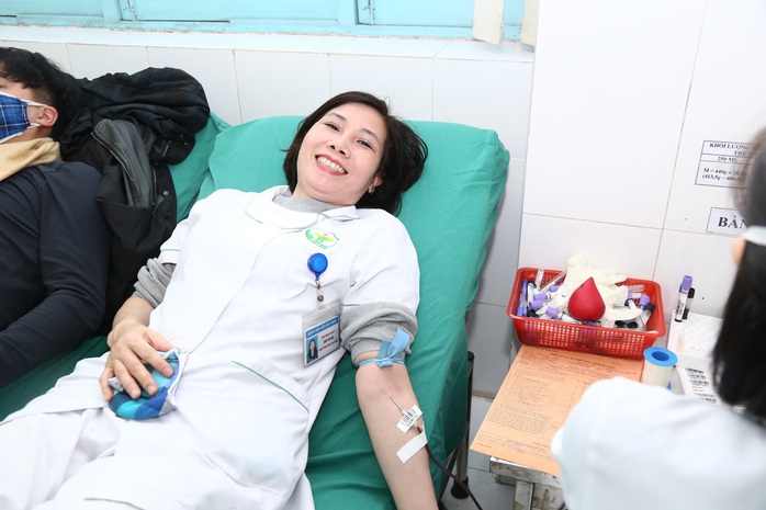 Hàng ngàn người dân và nhân viên y tế hiến máu ứng cứu kho máu đang cạn kiệt - Ảnh 5.