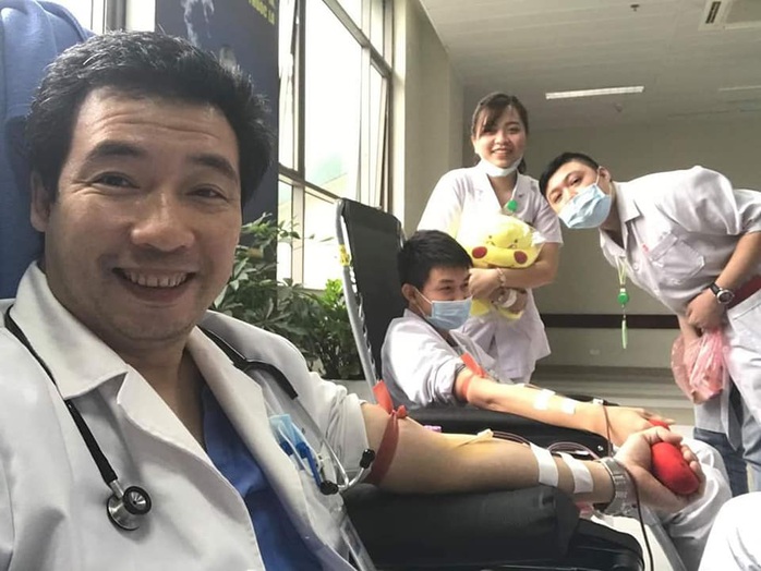 Hàng ngàn người dân và nhân viên y tế hiến máu ứng cứu kho máu đang cạn kiệt - Ảnh 4.