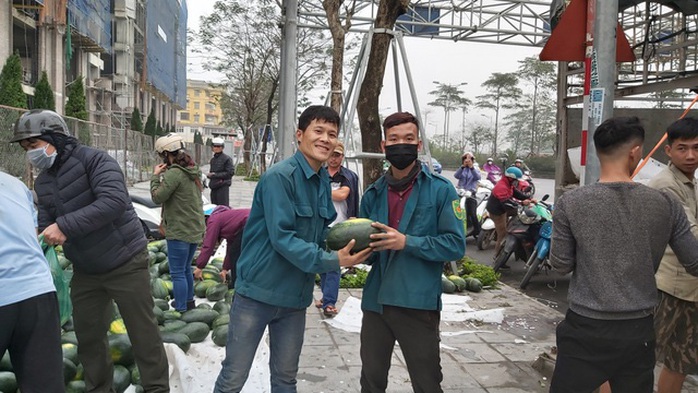 Dân Hà Nội đổ xô mua dưa hấu giải cứu nông dân các tỉnh phía Nam - Ảnh 1. Dân Hà Nội đổ xô mua dưa hấu giải cứu nông dân các tỉnh phía Nam - Ảnh 1.