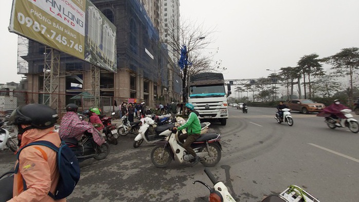 Dân Hà Nội đổ xô mua dưa hấu giải cứu nông dân các tỉnh phía Nam - Ảnh 2. Dân Hà Nội đổ xô mua dưa hấu giải cứu nông dân các tỉnh phía Nam - Ảnh 2.