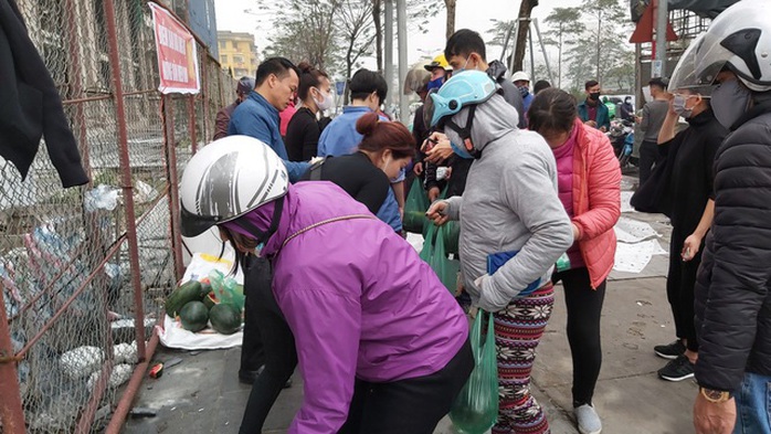 Dân Hà Nội đổ xô mua dưa hấu giải cứu nông dân các tỉnh phía Nam - Ảnh 4. Dân Hà Nội đổ xô mua dưa hấu giải cứu nông dân các tỉnh phía Nam - Ảnh 4.
