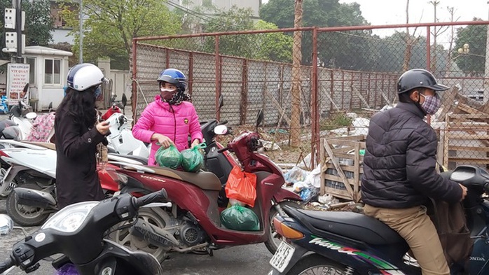 Dân Hà Nội đổ xô mua dưa hấu giải cứu nông dân các tỉnh phía Nam - Ảnh 5. Dân Hà Nội đổ xô mua dưa hấu giải cứu nông dân các tỉnh phía Nam - Ảnh 5.