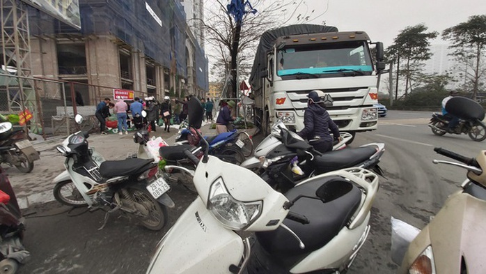 Dân Hà Nội đổ xô mua dưa hấu giải cứu nông dân các tỉnh phía Nam - Ảnh 6. Dân Hà Nội đổ xô mua dưa hấu giải cứu nông dân các tỉnh phía Nam - Ảnh 6.