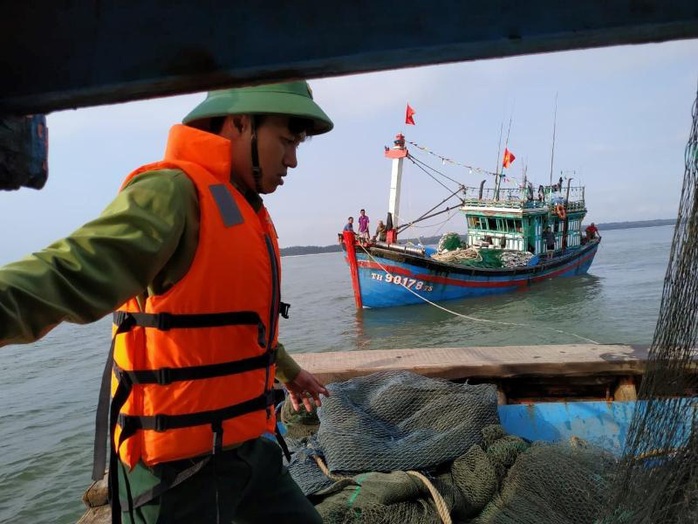 Cứu hộ tàu cá mắc cạn ở cửa biển Thuận An - Ảnh 1.
