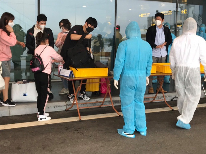 Hơn 400 người từ Hàn Quốc vừa xuống sân bay Vân Đồn được cách ly tại Quảng Ninh - Ảnh 1.